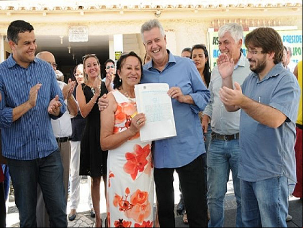 O governador Rodrigo Rollemberg entrega a escritura do imóvel da presidente da Associação dos Moradores de Taguatinga, Maria das Graças Maia. Foto: Dênio Simões/Agência Brasíli